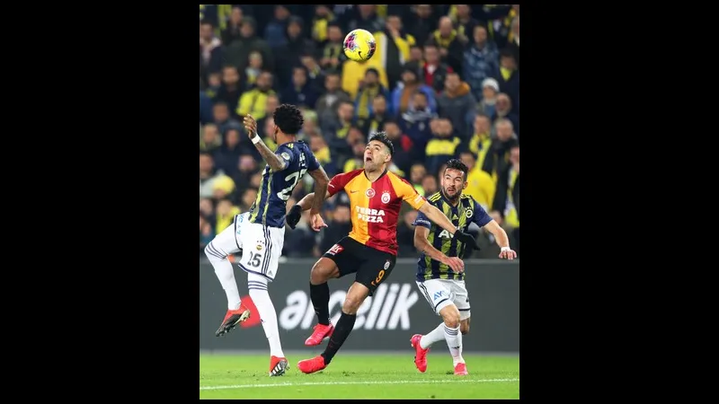 Cầu thủ Fenerbahce với bóng trước áp sát từ cầu thủ Galatasaray Cầu thủ Fenerbahce với bóng trước áp sát từ cầu thủ Galatasaray