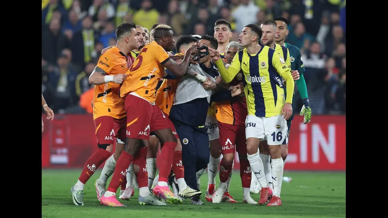 Cầu thủ của Fenerbahce nổ súng trước Galatasaray trong trận đấu căng thẳng Cầu thủ của Fenerbahce nổ súng trước Galatasaray trong trận đấu căng thẳng
