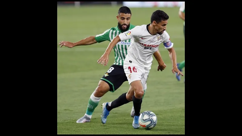 Cầu thủ của Sevilla tung cú sút mạnh trong trận đấu với Real Betis