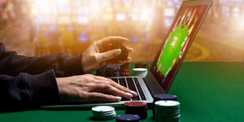 Poker Là Gì? Tìm Hiểu Trò Chơi Huyền Thoại Cùng Jun88 5 Vòng cược Texas Hold'em với flop 3 lá bài chung