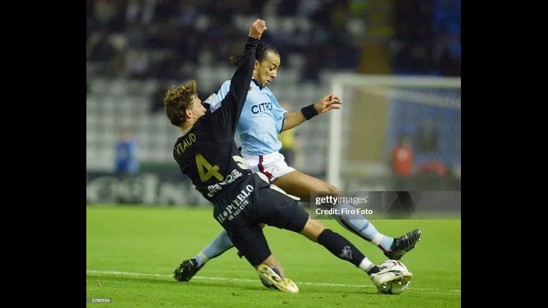 Cầu thủ của Albacete vượt qua cầu thủ của Celta Vigo trong trận đấu. Cầu thủ của Albacete vượt qua cầu thủ của Celta Vigo trong trận đấu.