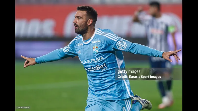 Cầu thủ của Sporting Cristal với sự tập trung cao độ trong trận đấu với Alianza Lima Cầu thủ của Sporting Cristal với sự tập trung cao độ trong trận đấu với Alianza Lima