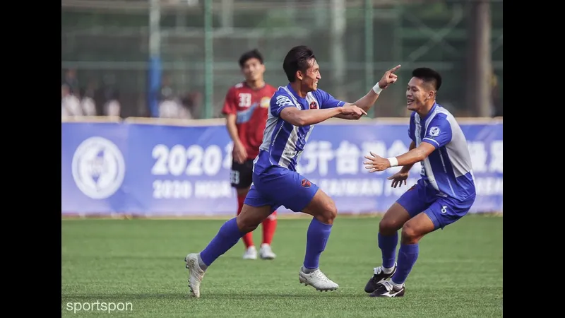 Cầu thủ Taichung vượt qua hàng phòng ngự của Hang Yuen trong trận đấu bóng đá Cầu thủ Taichung vượt qua hàng phòng ngự của Hang Yuen trong trận đấu bóng đá