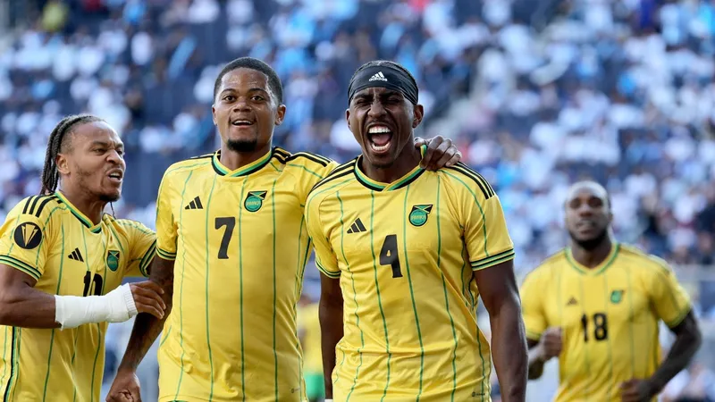 Cầu thủ Jamaica vượt qua hậu vệ New Caledonia để tiến vào vòng cấm Cầu thủ Jamaica vượt qua hậu vệ New Caledonia để tiến vào vòng cấm